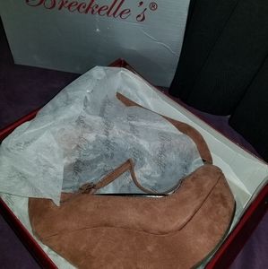 Breckelle's size 8.5 Salmon Suede Wedge Heels
